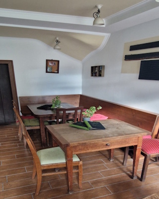 Hausgemachter Fetakäse mit Oliven und Kräutern auf Holzbrett