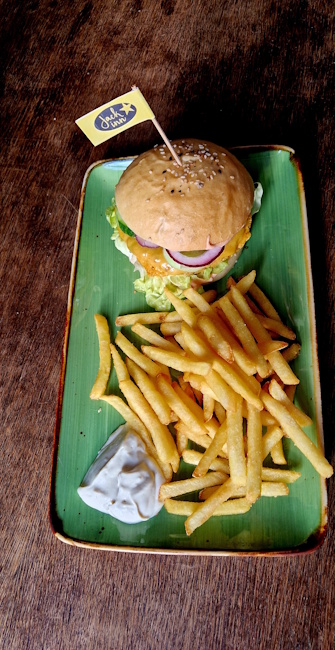 veggieburger mit pommes und selbstgemachter veganer mayo 
                 alle teller stehen auf einem alten holztisch