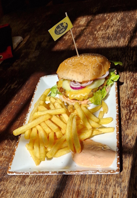 Veggie-Burger mit hausgemachter Soße auf Holzbrett